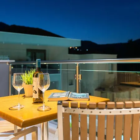 Mary's Luxury Chrisi Ammoudia